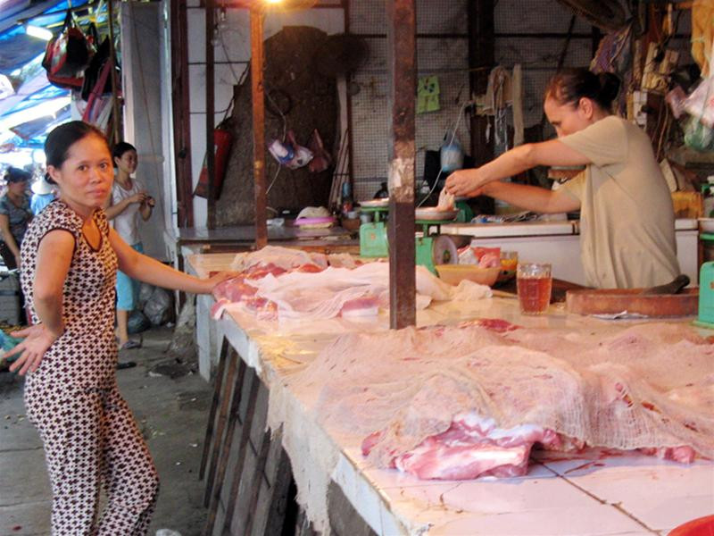 Các quầy bán thịt lợn tại Hà Nội trong cảnh thưa vắng khách - Ảnh: Phạm Anh Các quầy bán thịt lợn tại Hà Nội trong cảnh thưa vắng khách - Ảnh: Phạm Anh