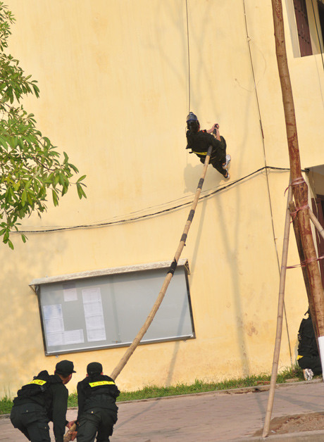 Sử dụng sào để đột kích lên tầng 3, được xác định là nơi ẩn náu và giữ con tin của bọn khủng bố