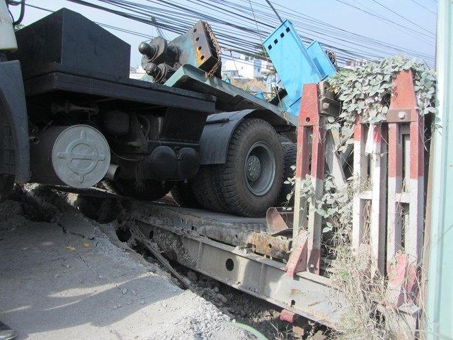 Phần đầu của chiếc xe còn bám vào cầu 