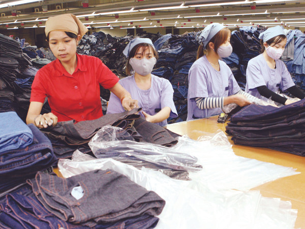 Công nhân Cty may Ninh Bình trong ca làm việc. Ảnh: Hồng Vĩnh. Công nhân Cty may Ninh Bình trong ca làm việc Ảnh: Hồng Vĩnh