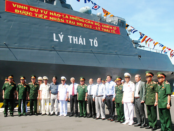 Các vị lãnh đạo cao cấp của quân đội và quân chủng Hải quân bên tàu Lý Thái Tổ. Các vị lãnh đạo cao cấp của quân đội và quân chủng Hải quân bên tàu Lý Thái Tổ.