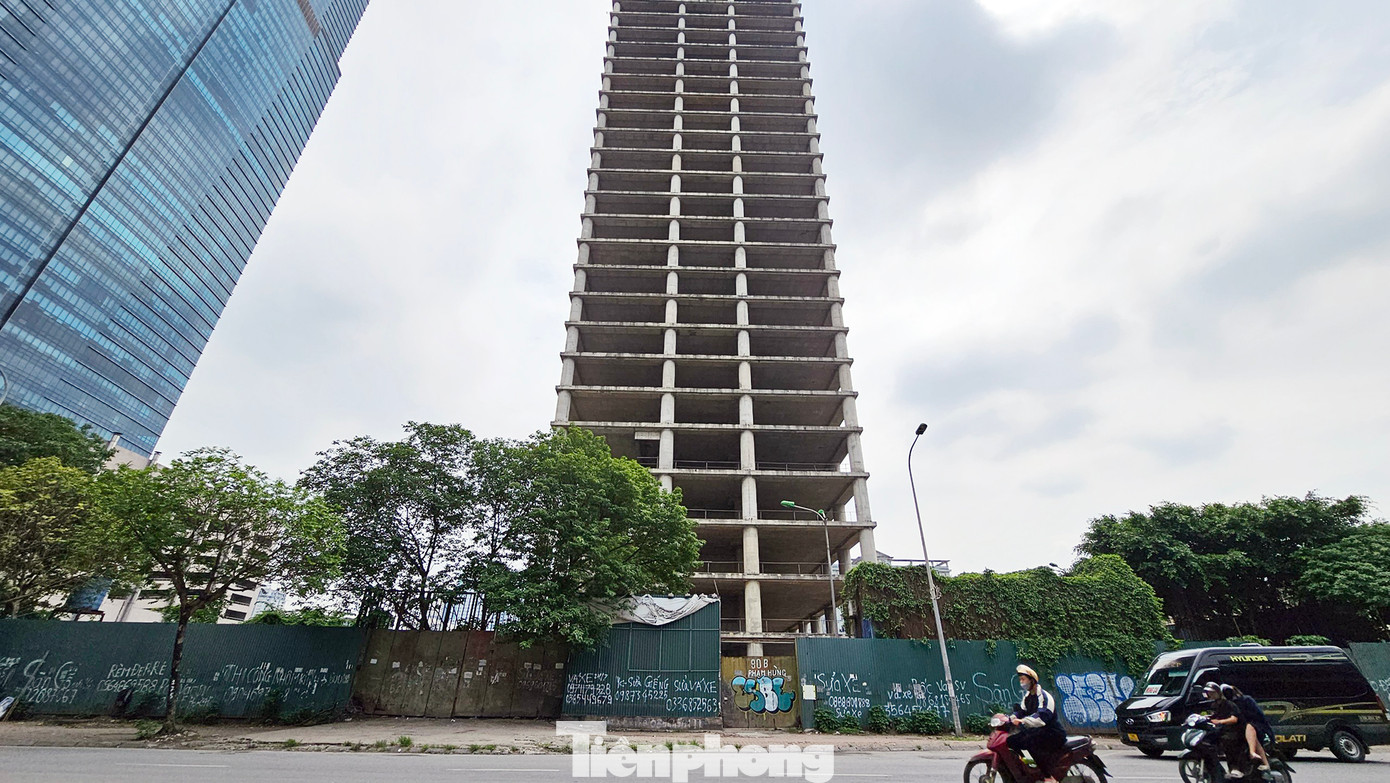 Trước đó, năm 2020, Cục Cảnh sát điều tra về tham nhũng, kinh tế, buôn lậu (Bộ Công an) có văn bản gửi Bộ Xây dựng, Thanh tra Bộ Xây dựng về việc cung cấp thông tin, tài liệu để phục vụ cho việc điều tra, xác minh một số vụ việc có dấu hiệu vi phạm pháp luật xảy ra tại Vicem trong việc đầu tư dự án Khu dịch vụ tổng hợp 122 Vĩnh Tuy (quận Hai Bà Trưng, Hà Nội) và dự án Trung tâm điều hành và giao dịch Vicem tại lô 10E6 Khu đô thị mới Cầu Giấy.