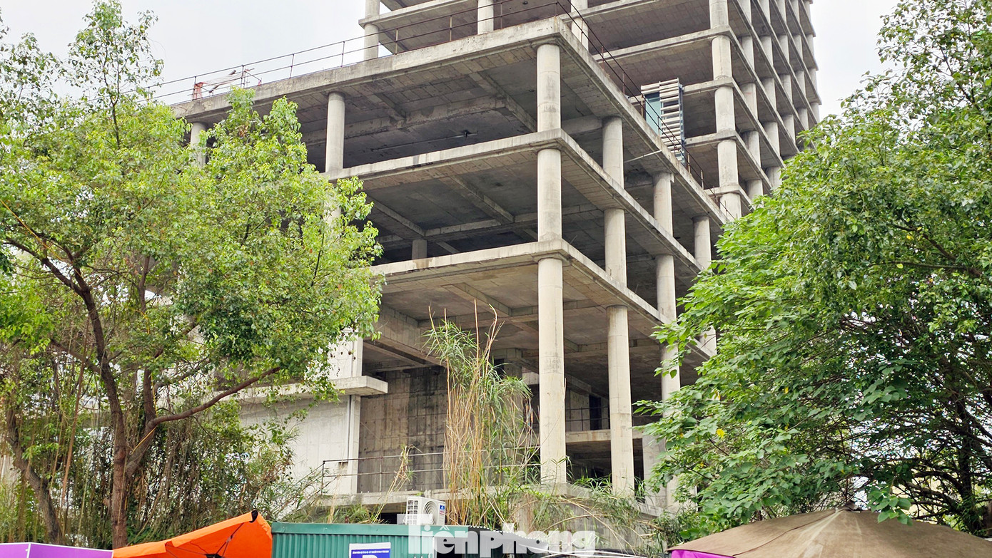 Trước đề nghị của Vicem, Bộ Xây dựng mới đây đã đề xuất Thủ tướng cho Vicem tiếp tục hoàn thiện tòa tháp ngàn tỉ là trung tâm điều hành và giao dịch Vicem để đưa vào kinh doanh, khai thác sau hơn 8 năm dừng xây dựng.