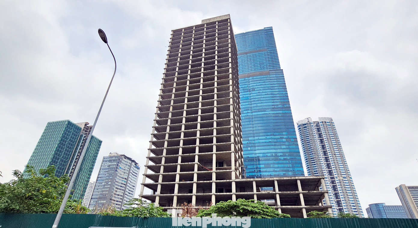 Theo ghi nhận của PV, tòa tháp bỏ hoang sau 8 năm xây xong phần thô gây lãng phí, nhếch nhác bộ mặt đô thị.