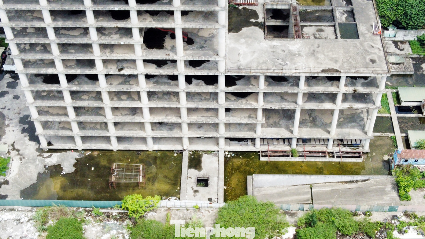 Bên trong khu đất dự án nhiều hạng mục dang dở, nước ứ đọng gây nguy cơ ô nhiễm.