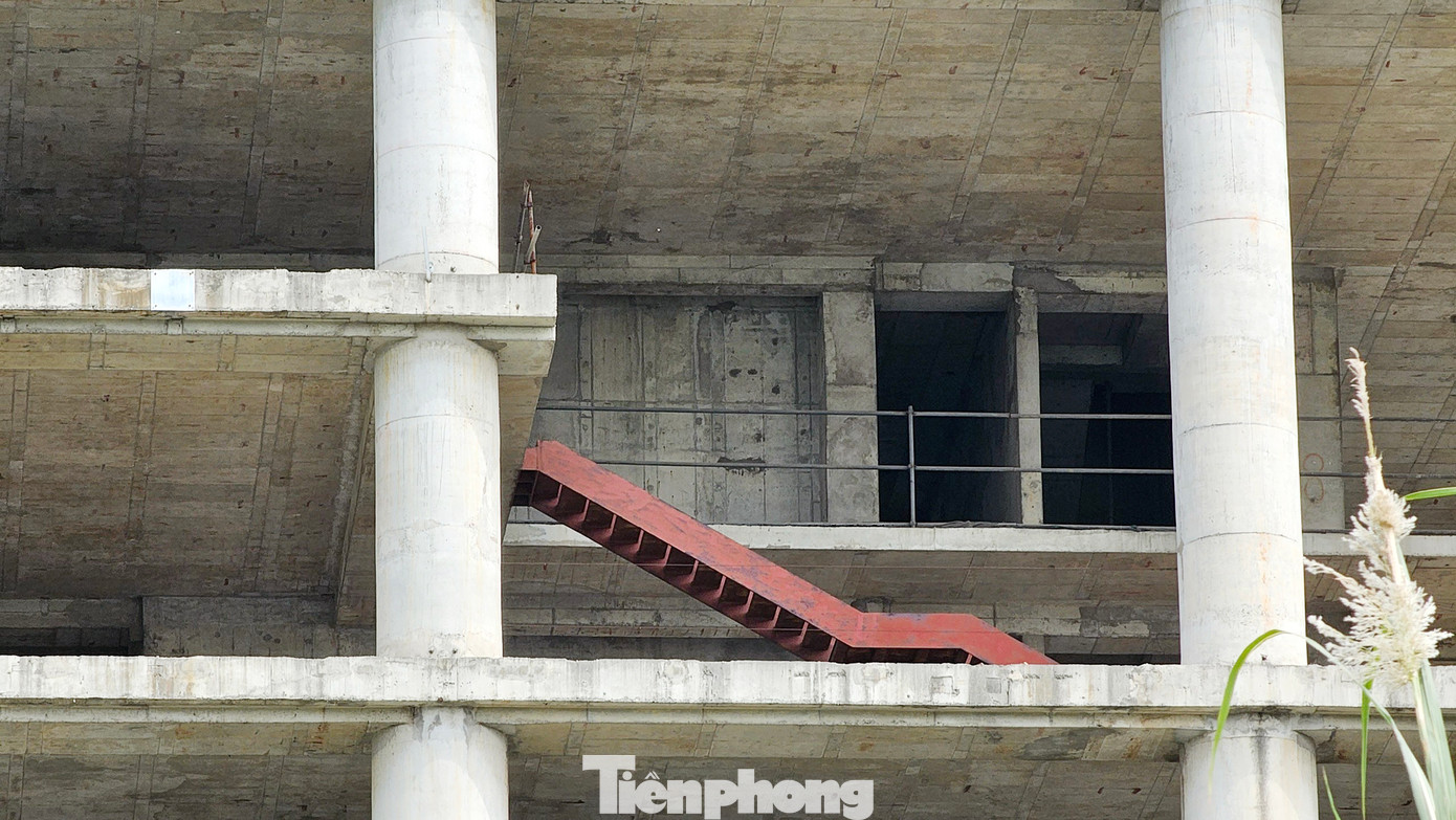 Do bỏ hoang nhiều năm, các hạng mục của dự án cũng xuống cấp, hoen gỉ.