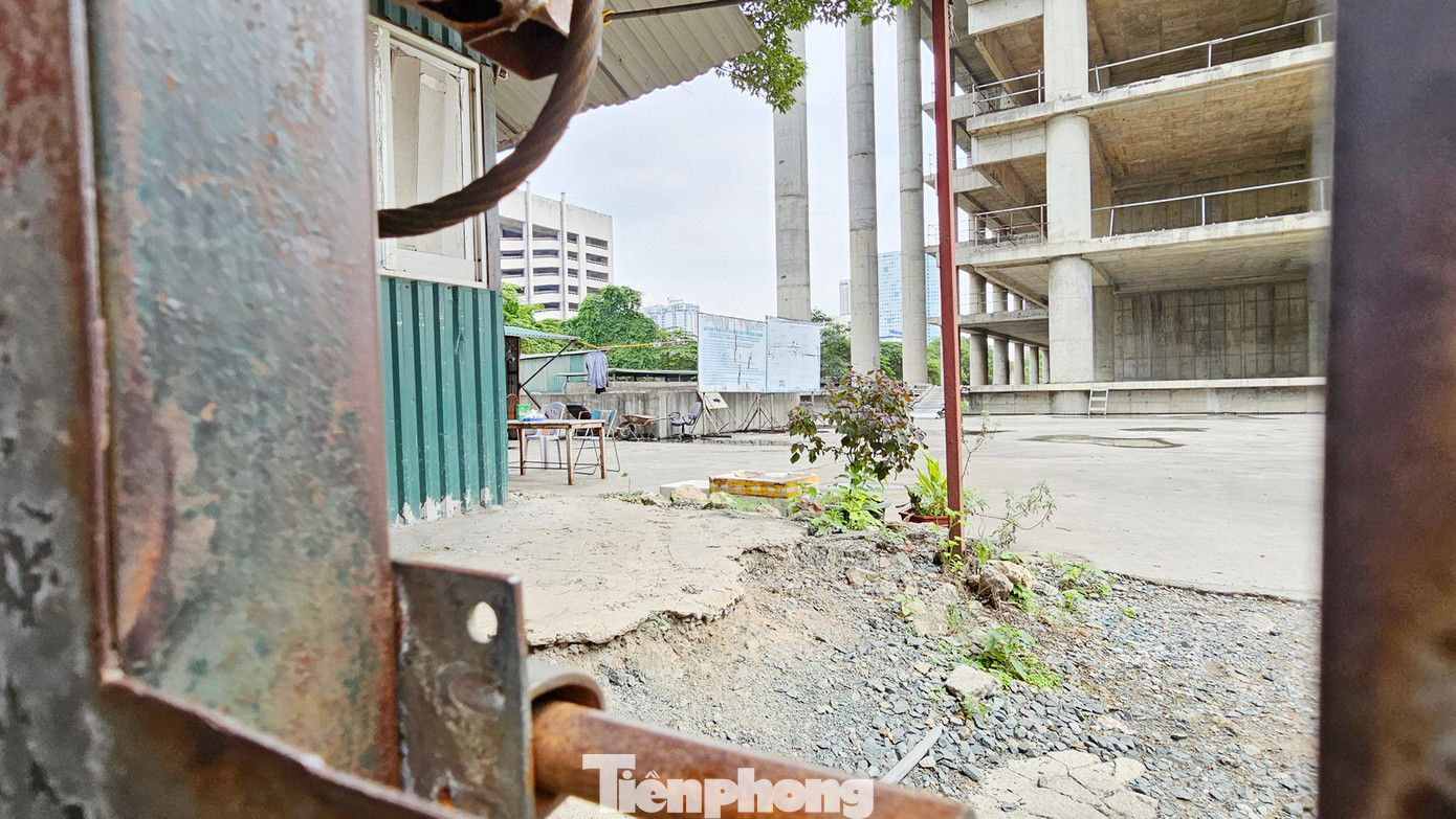 Dự án hiện quây tôn kín xung quanh, luôn trong tình trạng cửa đóng then cài.