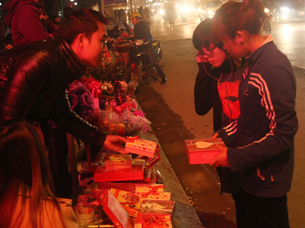 Chọn quà từ những gian hàng ét-vê