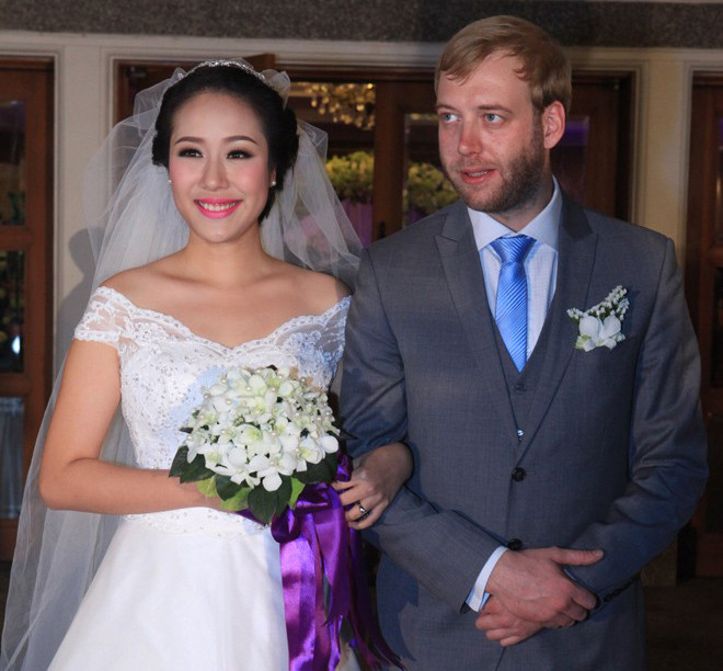 Cô dâu, chú rể ra mắt giới truyền thông trước khi cử hành hôn lễ