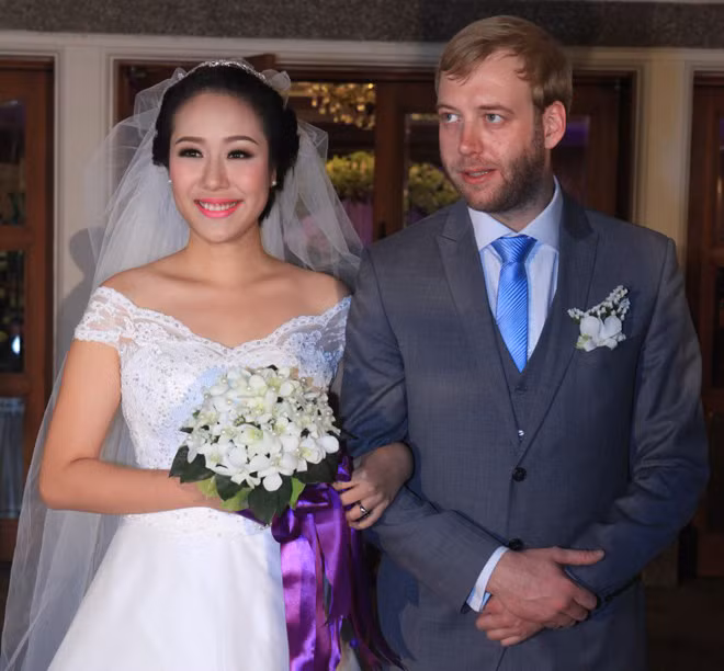 Cô dâu, chú rể ra mắt giới truyền thông trước khi cử hành hôn lễ. Cô dâu, chú rể ra mắt giới truyền thông trước khi cử hành hôn lễ