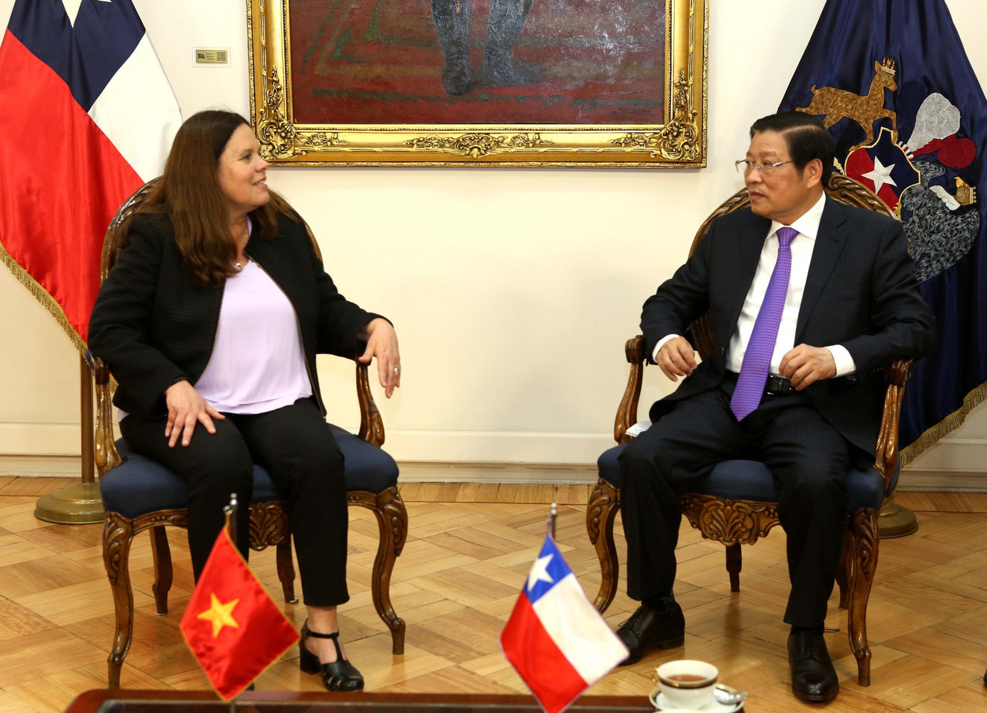 Ông Phan Đình Trạc làm việc với Bộ trưởng Quốc phòng Chile Maya Fernández Allende.