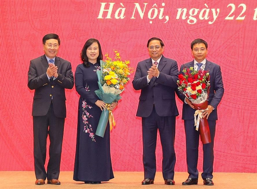 Thủ tướng Phạm Minh Chính và Phó Thủ tướng Thường trực Phạm Bình Minh tặng hoa chúc mừng hai tân Bộ trưởng. Ảnh: Nhật Bắc
