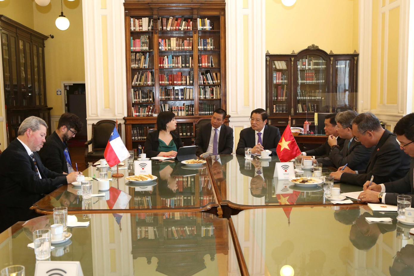 Ông Phan Đình Trạc làm việc với Ủy viên Bộ Chính trị Đảng Cộng sản Chile, Hạ Nghị sĩ, Chủ tịch Nhóm Nghị sĩ Hữu nghị Chile – Việt Nam Karol Cariola.