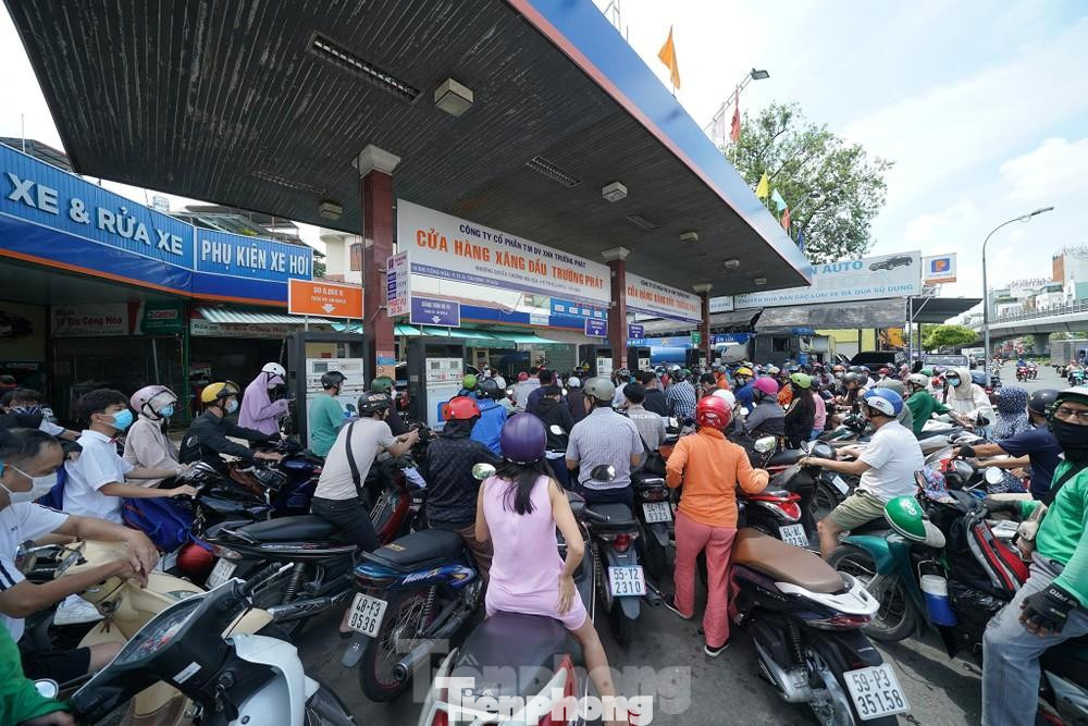 Người dân chờ mua xăng ở TP.HCM (Ảnh: Phạm Nguyễn)