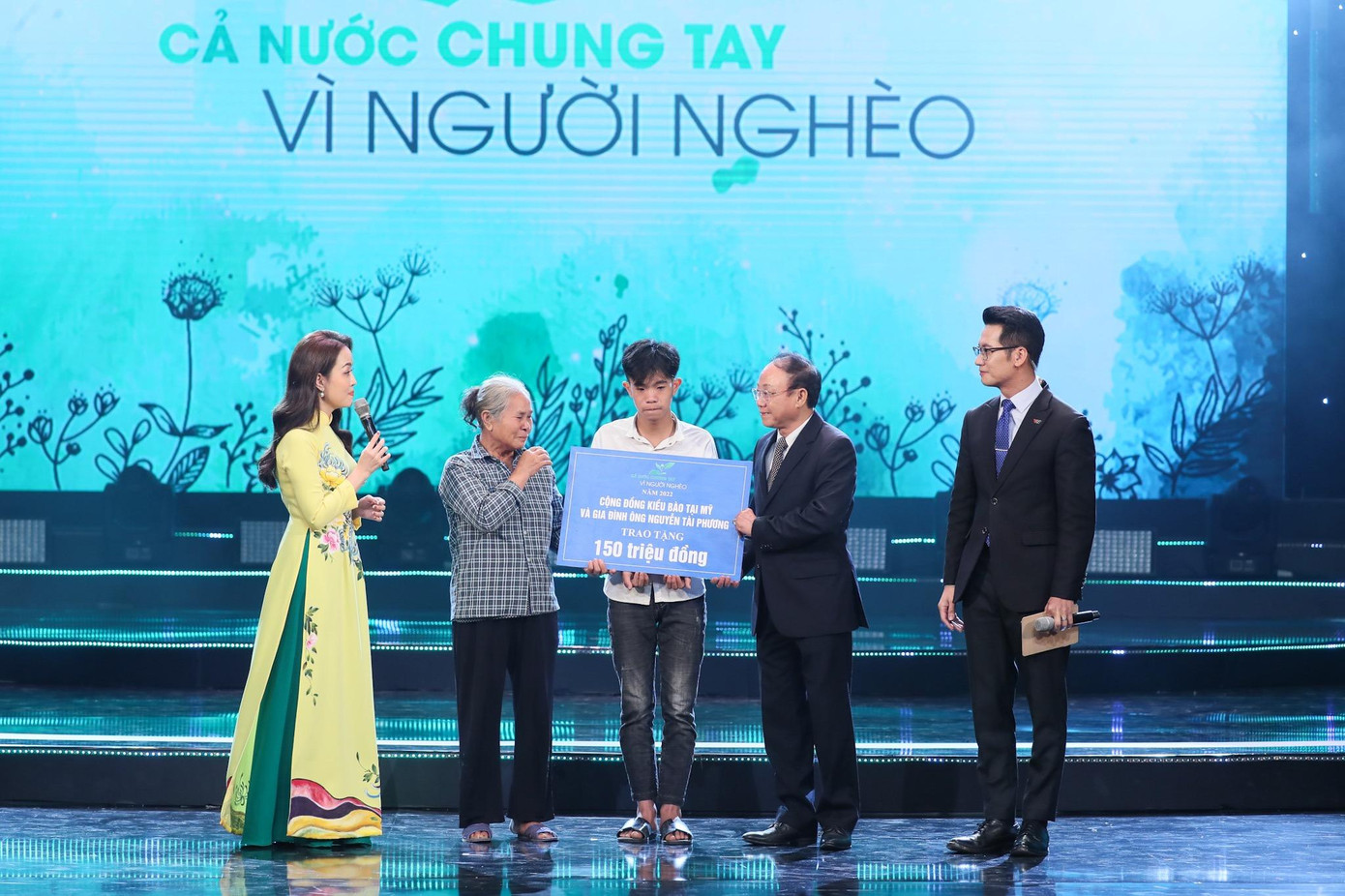 Cộng đồng kiều bào tại Mỹ giúp đỡ người nghèo tại Chương trình cả nước chung tay vì người nghèo (Ảnh: Như Ý)