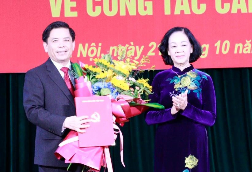 Bà Trương Thị Mai trao quyết định cho ông Nguyễn Văn Thể Bà Trương Thị Mai trao quyết định cho ông Nguyễn Văn Thể