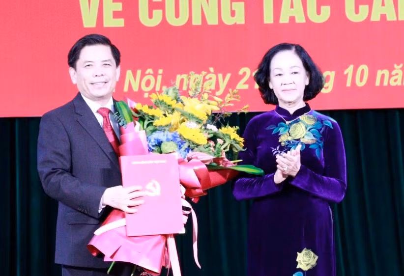 Bà Trương Thị Mai trao quyết định cho ông Nguyễn Văn Thể