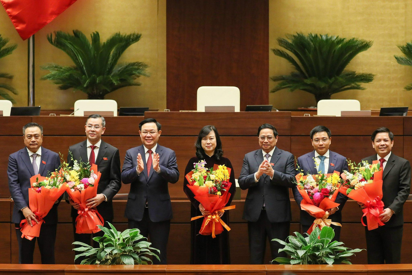 Thủ tướng và Chủ tịch Quốc hội tặng hoa những người vừa được bầu, phê chuẩn và miễn nhiệm. Ảnh Như Ý
