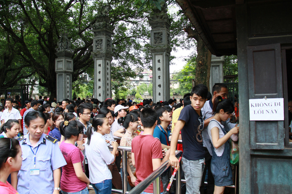 Ngay từ sáng sớm, nhiều phụ huynh, thí sinh đứng xếp hàng mua vé vào Văn Miếu Quốc Tử Giám. Ảnh: Trường Phong