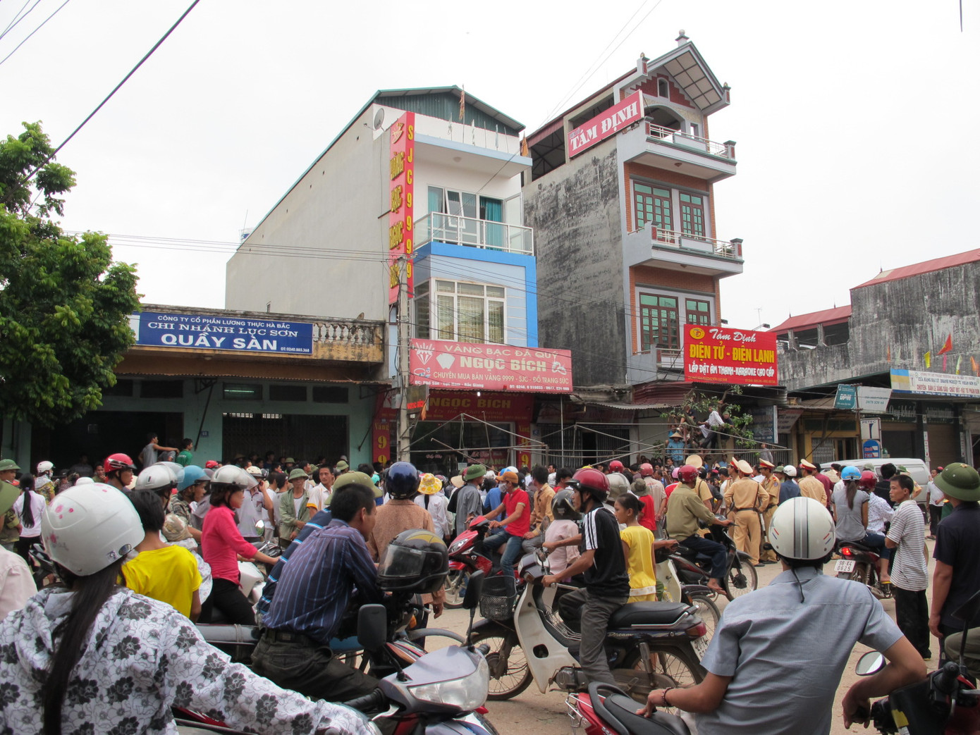 Hàng ngàn người dân kéo đến hiện trường vụ án. Ai cũng phẫn nộ trước tội ác 