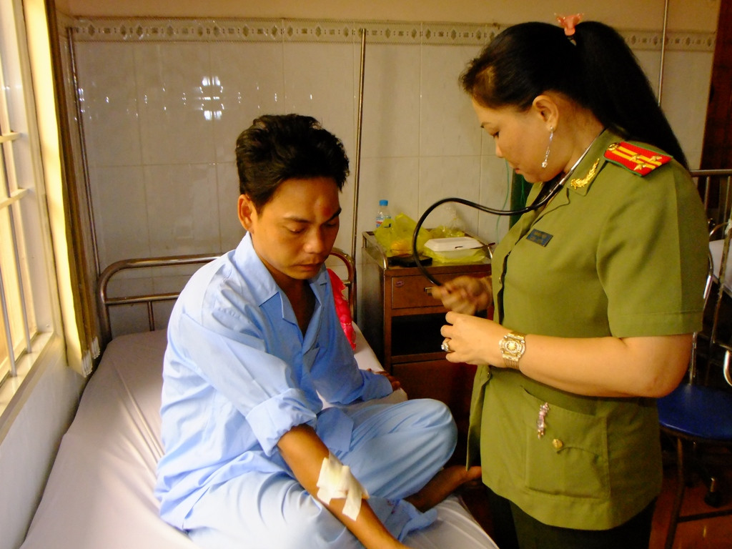 Chiến sĩ Võ Văn Tại, Công an phường 7 (TP Cà Mau) đang điều trị tại Bệnh xá Công an tỉnh Cà Mau