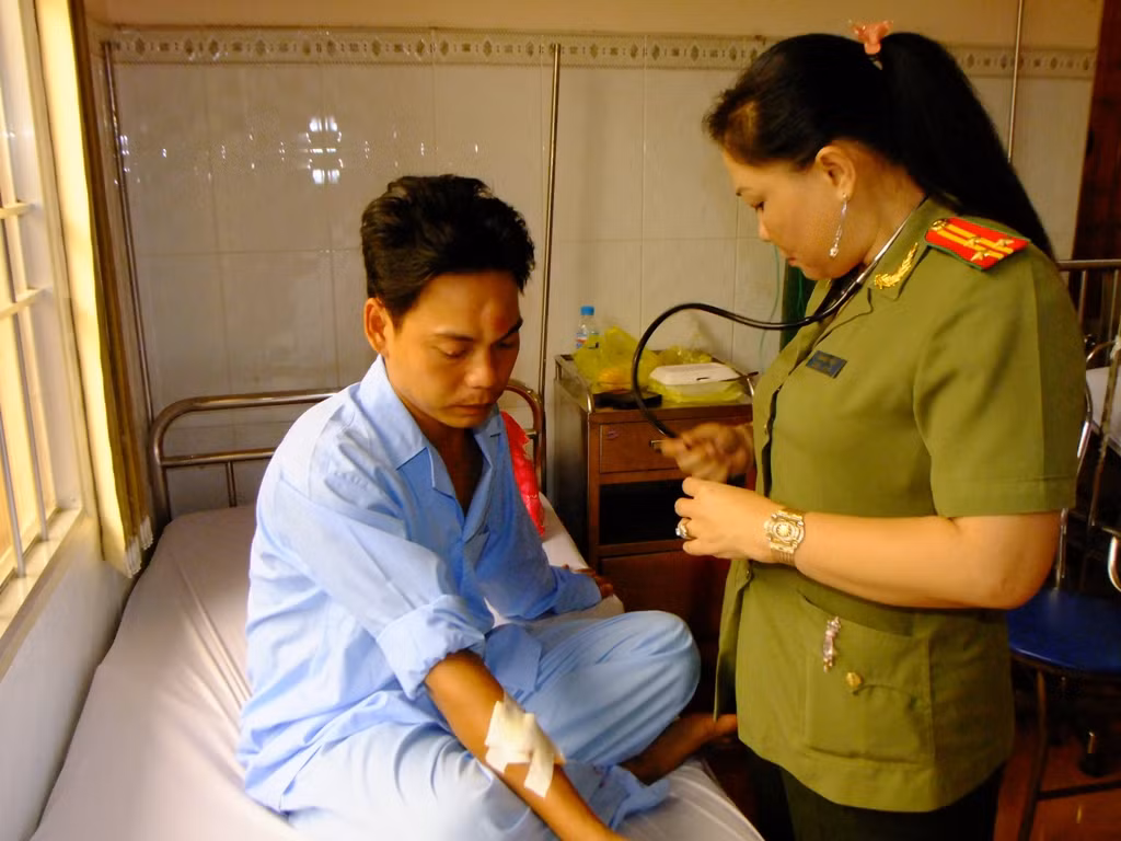 Chiến sĩ Võ Văn Tại, Công an phường 7 (TP Cà Mau) đang điều trị tại Bệnh xá Công an tỉnh Cà Mau