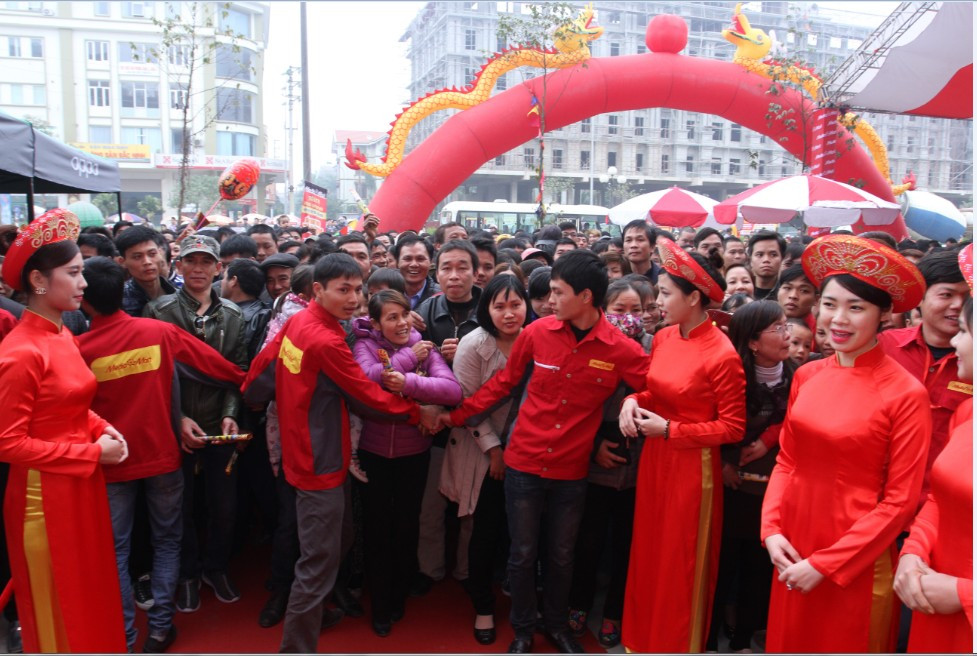 Lực lượng nhân viên nắm tay nhau tạo thành dải phân cánh để ngăn dòng người tràn vào siêu thị 