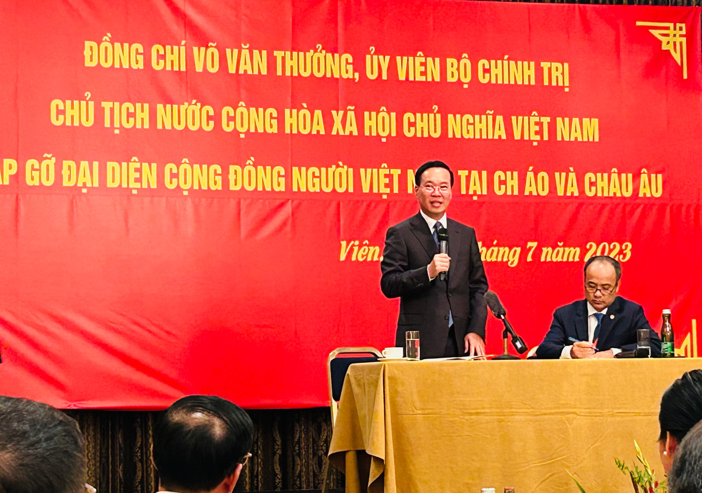 Chủ tịch nước nói chuyện với đại diện kiều bào ta tại Áo và một số nước châu Âu. Ảnh Lê Xuân Sơn