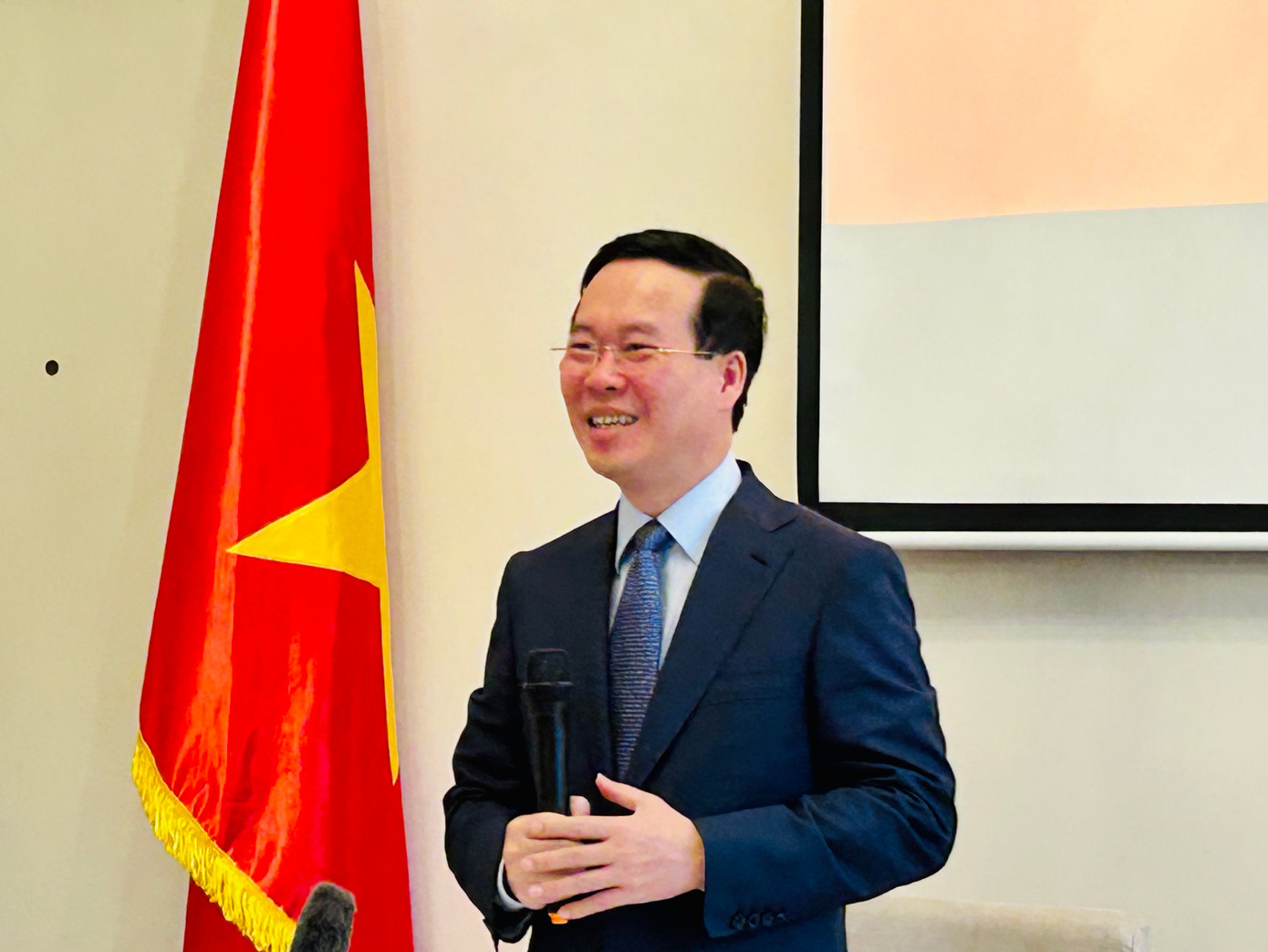 Chủ tịch nước nói chuyện với đại diện kiều bào ta tại Áo và một số nước châu Âu. Ảnh Lê Xuân Sơn