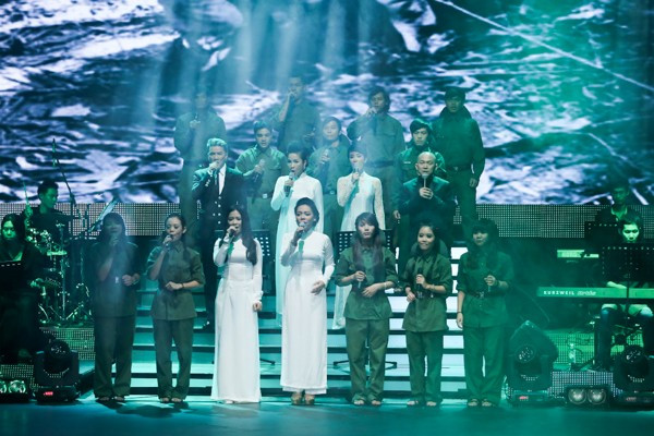 Bốn HLV và top 20 hát Hò kéo pháo tưởng nhớ Đại tướng Võ Nguyên Giáp 