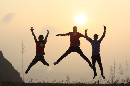 Trước khi vui chơi trên cao nguyên, các bạn trẻ đã cùng nhau tặng quà cho các trẻ em nghèo bản Nà Hin, huyện Sơn Động, Bắc Giang. Ảnh: NVCC