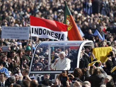 Đức ngài Benedict trên chiếc xe Giáo hoàng hôm 27-2. Ảnh: AP