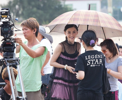 Trương Bá Chi tươi tắn tại phim trường