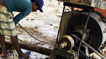 Dụng cụ nghiền và máng đãi vàng của người dân xóm Ngành