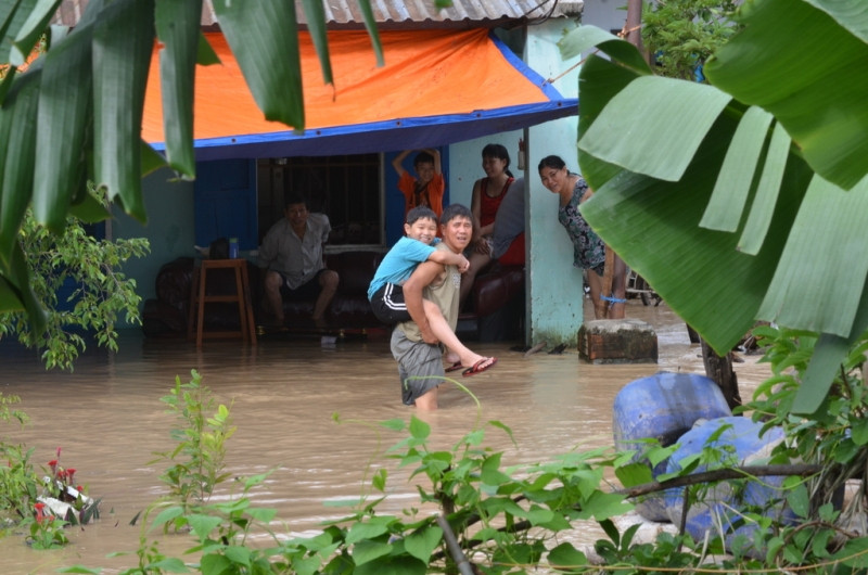 Lũ bao vây, cả nhà trông chờ đoàn cứu trợ. Ảnh Việt Hương