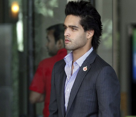 Siddharth Mallya, con trai của nhà tư bản công nghiệp Ấn Độ - Vijay Mallya. Siddharth Mallya, con trai của nhà tư bản công nghiệp Ấn Độ - Vijay Mallya. Giá trị tài sản thừa kế: 800 triệu đô la. Siddharth hiện đang là giám đốc đội bóng chày Royal Challengers Bangalore chơi tại giải Ngoại hạng Ấn Độ