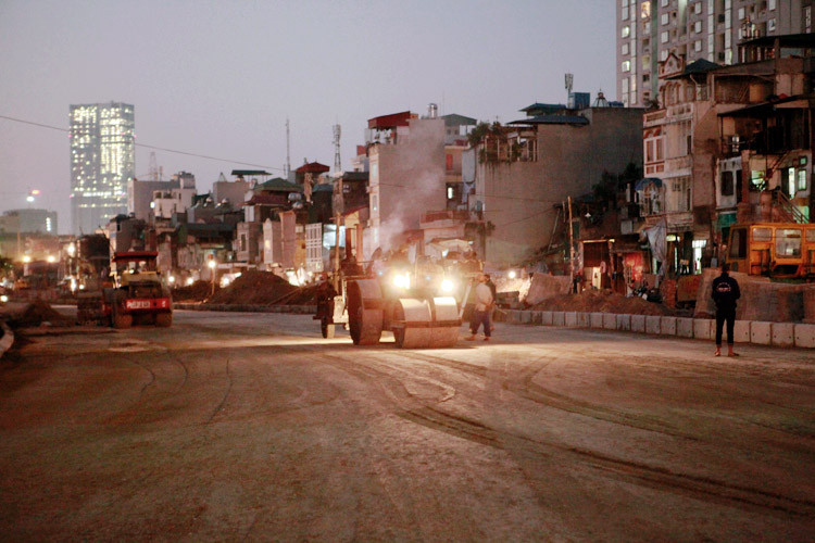 Khi màn đêm buông xuống, các phương tiện thi công vẫn sáng đèn