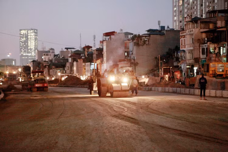 Khi màn đêm buông xuống, các phương tiện thi công vẫn sáng đèn