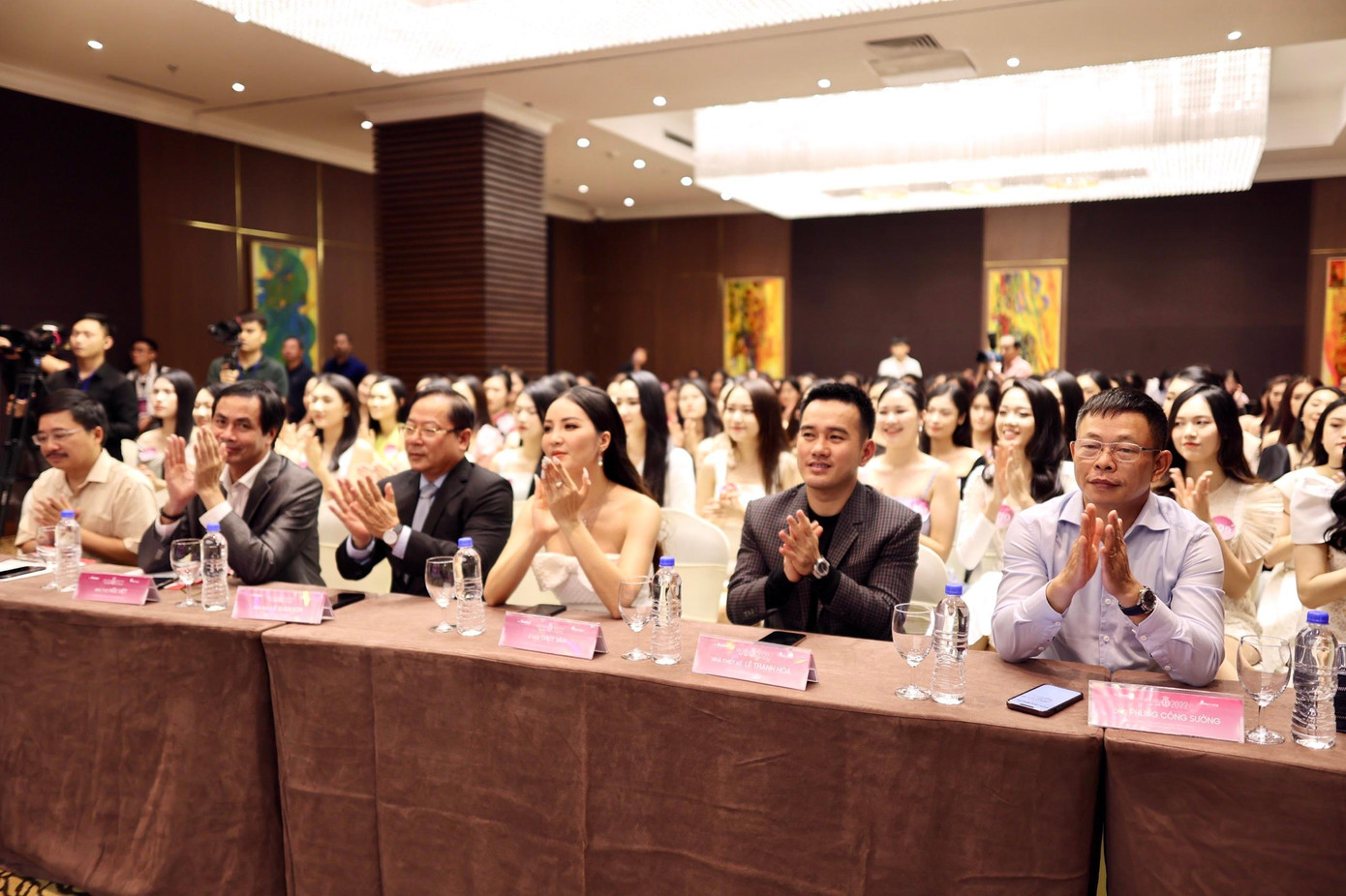 Ban giám khảo làm việc chăm chỉ cả ngày, thảo luận trong nhiều giờ và lựa chọn ra 33 cái tên đại diện khu vực phía Bắc vào chung khảo toàn quốc.