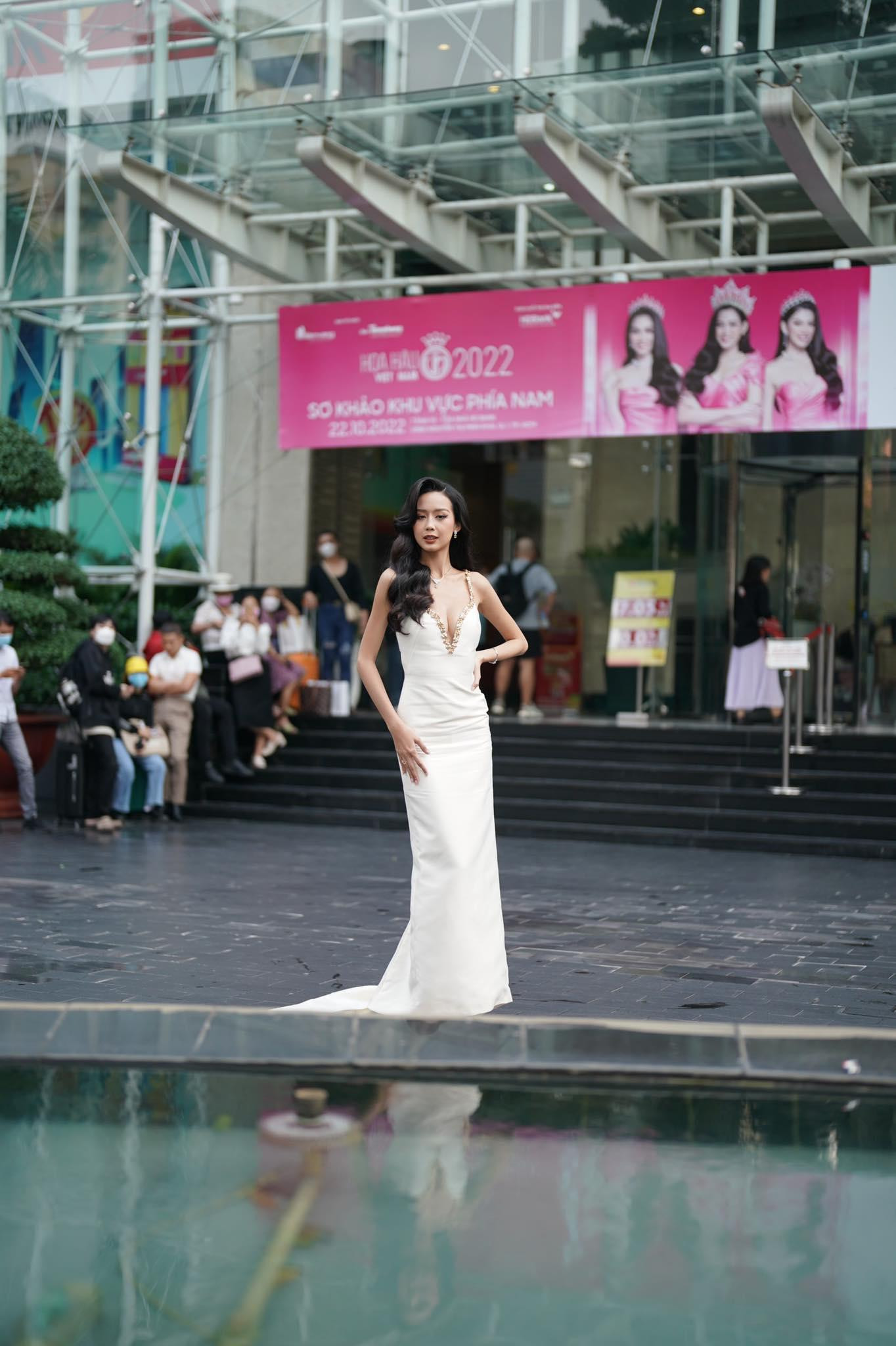 Hoa hậu Liên lục địa 2022 Lê Nguyễn Bảo Ngọc khoe vẻ đẹp gợi cảm trong đầm trắng dài.