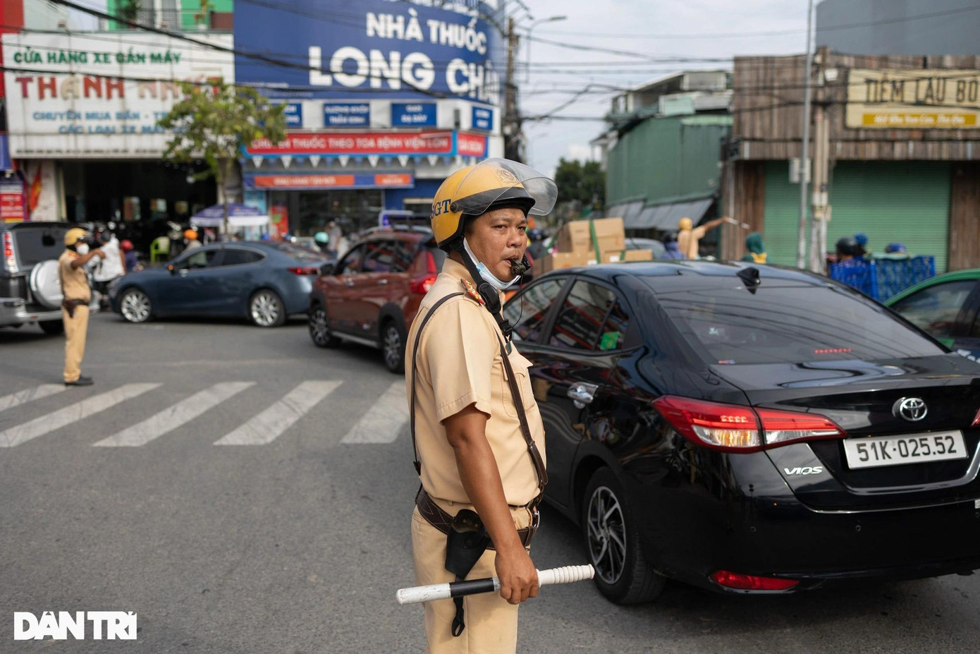 "Để tránh các lô cốt án ngữ trên các tuyến đường đang thi công trong khu vực, dòng xe đổ dồn về đường Kha Vạn Cân đông hơn bình thường. Cộng thêm công nhân và học sinh đi làm vào buổi sáng, gây ra tình trạng quá tải cho tuyến đường này. Đội của tôi thường có 3 - 4 người, mới điều tiết nổi", anh Cường (CSGT TP Thủ Đức) nói.