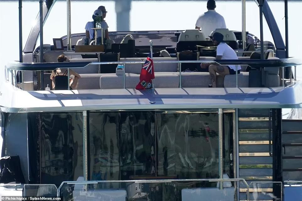 Chuyến đi chơi dường như chỉ có hai vợ chồng. Họ cùng nhau tận hưởng những giây phút riêng tư trên siêu du thuyền 5 triệu bảng Anh mua vào năm 2021. Theo truyền thông Anh, Cruz và Harper Seven cùng bố mẹ sang Mỹ nhưng không có mặt trên du thuyền. Romeo cũng chủ yếu sống ở xứ cờ hoa để theo đuổi sự nghiệp bóng đá. Trong khi đó, Brooklyn định cư tại đây từ trước khi kết hôn với Nicola Peltz. Ảnh: SplashNews.