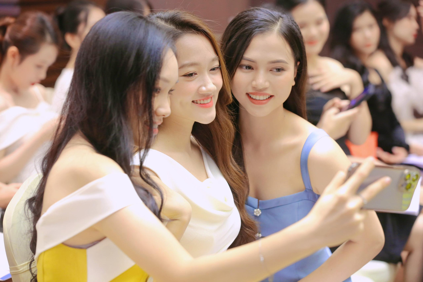 Các thí sinh tranh thủ chụp ảnh kỷ niệm trong thời gian chờ gọi tên vào phần đo nhân trắc học.