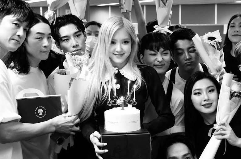 Anh cũng giúp Lisa, Rosé, G-Dragon và nhiều idol khác trong các dự án solo. G-Dragon và Rosé còn tặng quà riêng cho Lee để cảm ơn. Ngoài ra, Lee cũng có mối quan hệ khăng khít với các ngôi sao Kpop khác như Ailee... Ảnh: Instagram.