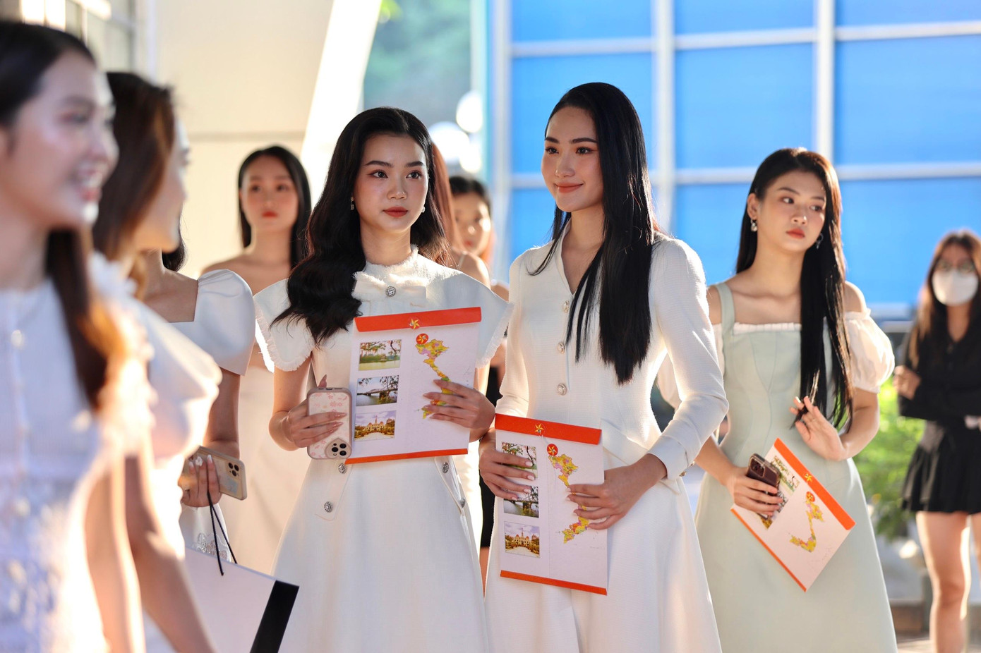 Nhiều thí sinh đến điểm thi trong trang phục trắng tinh khôi, kín đáo.