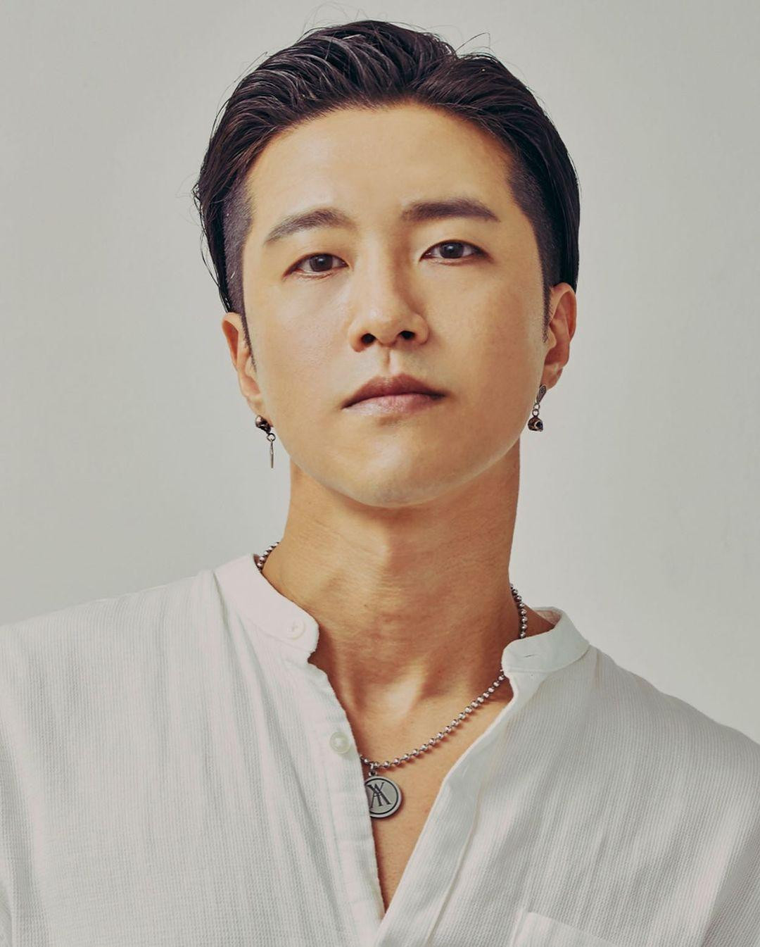 Koreaboo khen Lee có ngoại hình không thua kém các nam idol với đường nét sắc sảo và phong cách. Ảnh: Instagram.