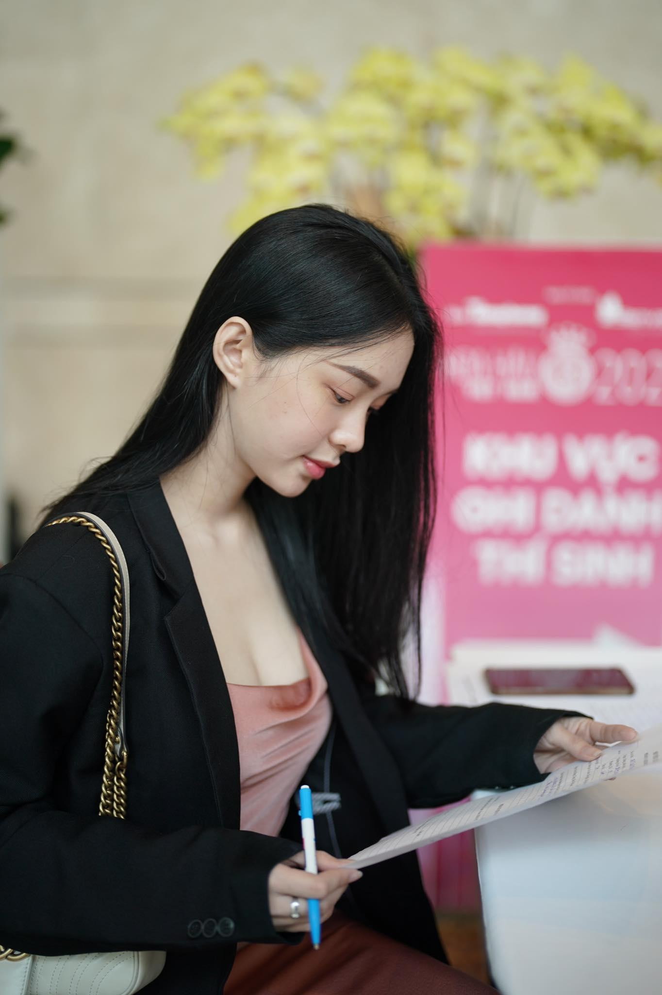 Vào đầu giờ chiều, ban tổ chức cuộc thi Hoa hậu Việt Nam 2022 đọc kết quả những cái tên lọt vào vòng chung khảo toàn quốc.