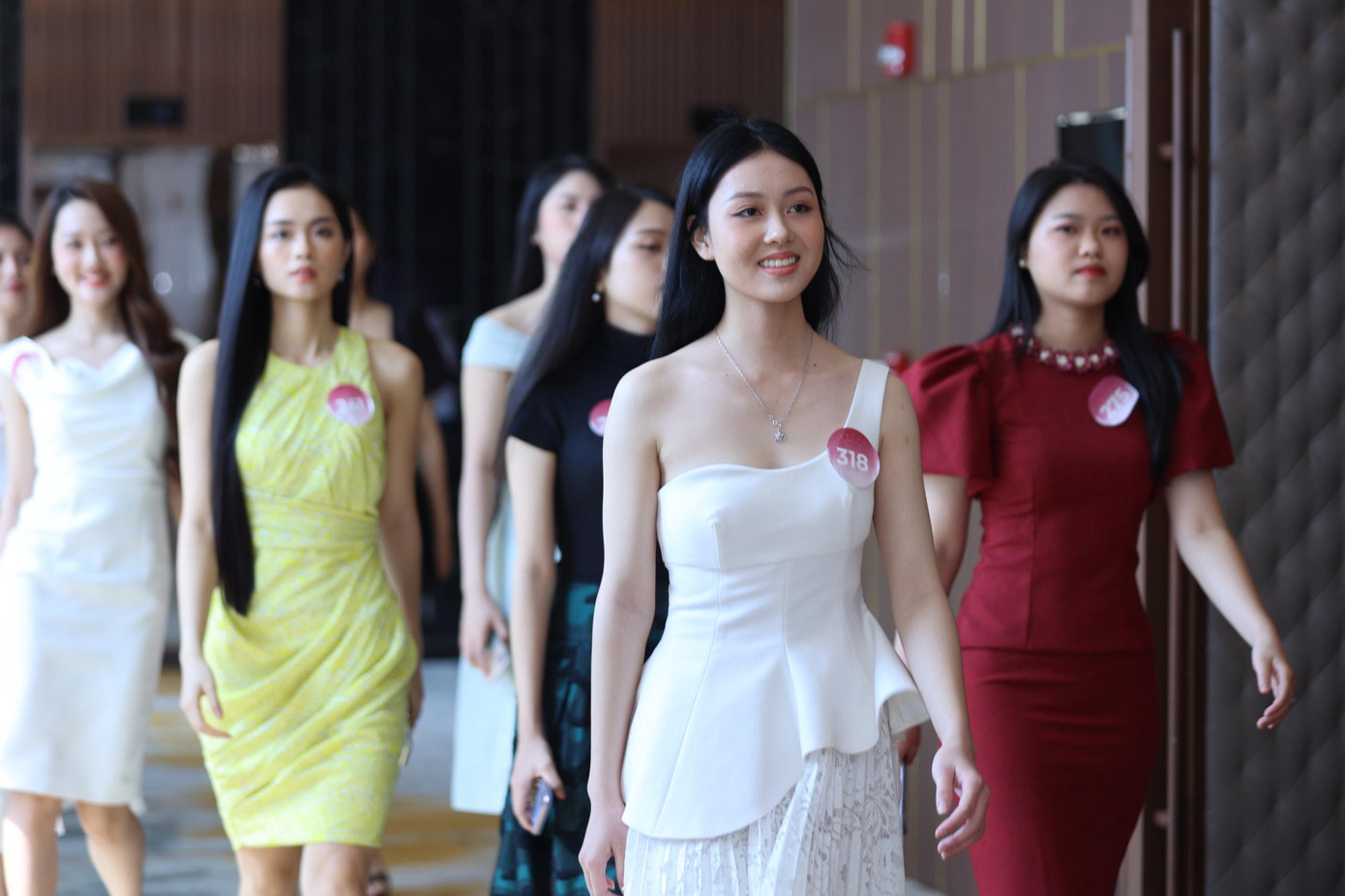 Đa số thí sinh bày tỏ sự lo lắng, hồi hộp trước khi bước vào phòng đo nhân trắc học. Bằng con mắt chuyên môn, các bác sĩ phát hiện một số trường hợp tiêm filler.