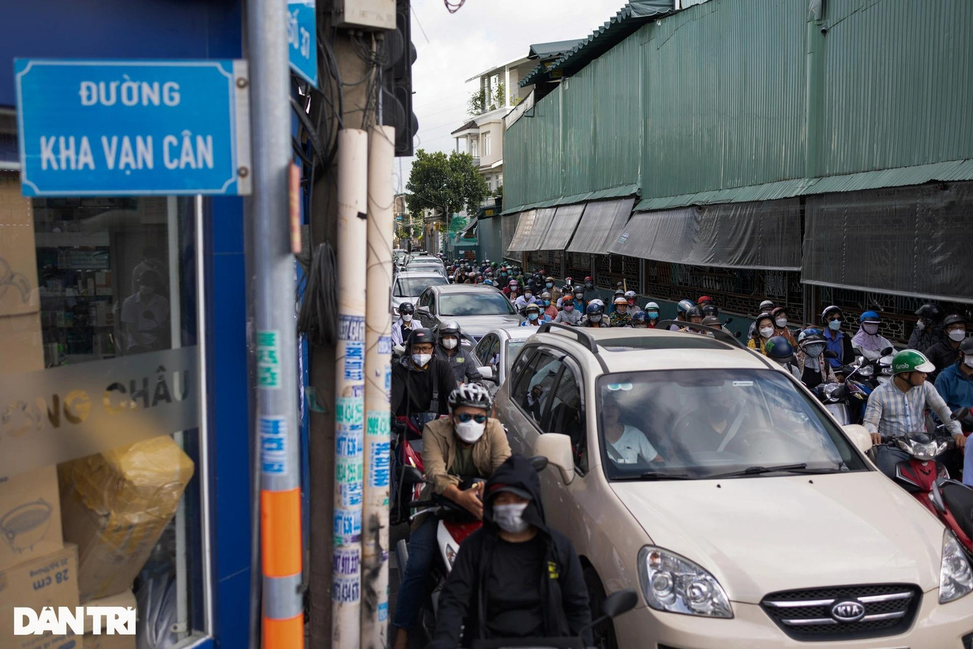 Nút giao Kha Vạn Cân - đường số 2 và đường số 37 (phường Linh Đông) là một trong những điểm thường xuyên xảy ra tình trạng kẹt xe, nhất là vào buổi sáng.