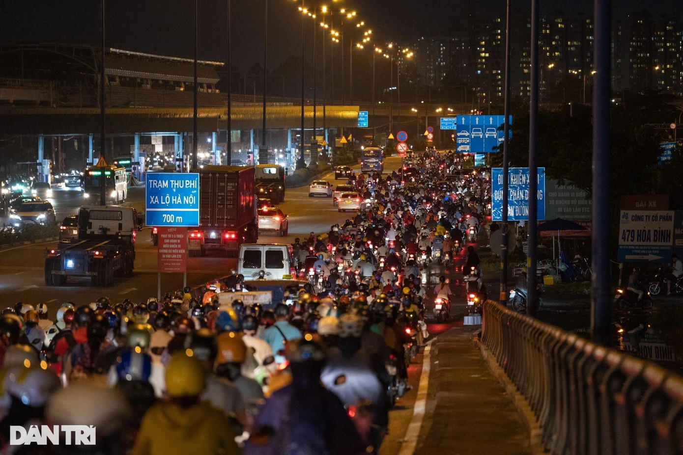 Từ 18h, là thời gian lượng xe qua cầu Rạch Chiếc, hướng từ các quận trung tâm về TP Thủ Đức rất đông.